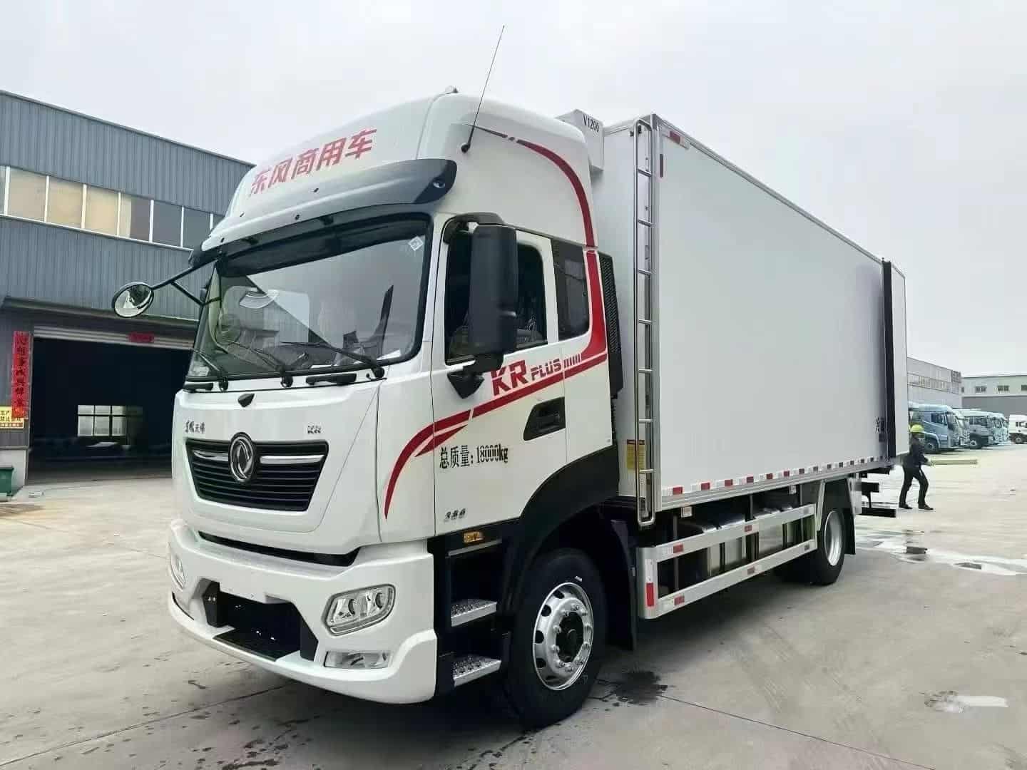 东风天锦PULS智能版380马力6.8米冷藏车