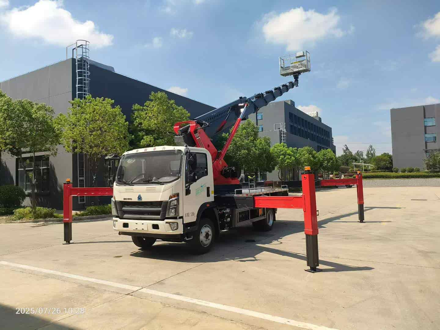  重汽纯电动36米黄牌高空车