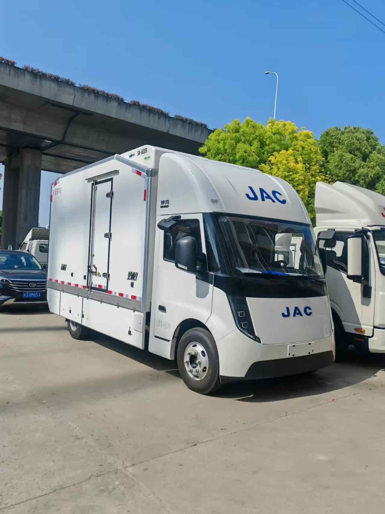 江淮坤鹏ET9纯电冷藏车