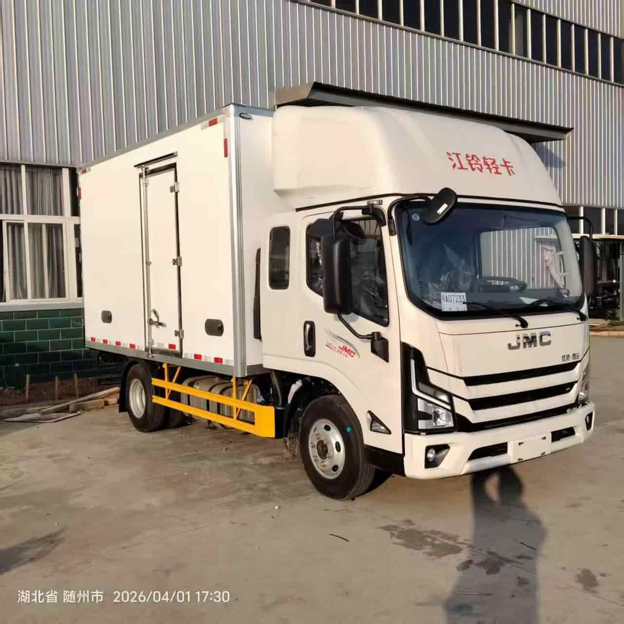 江铃新凯运排半宽体冷藏车