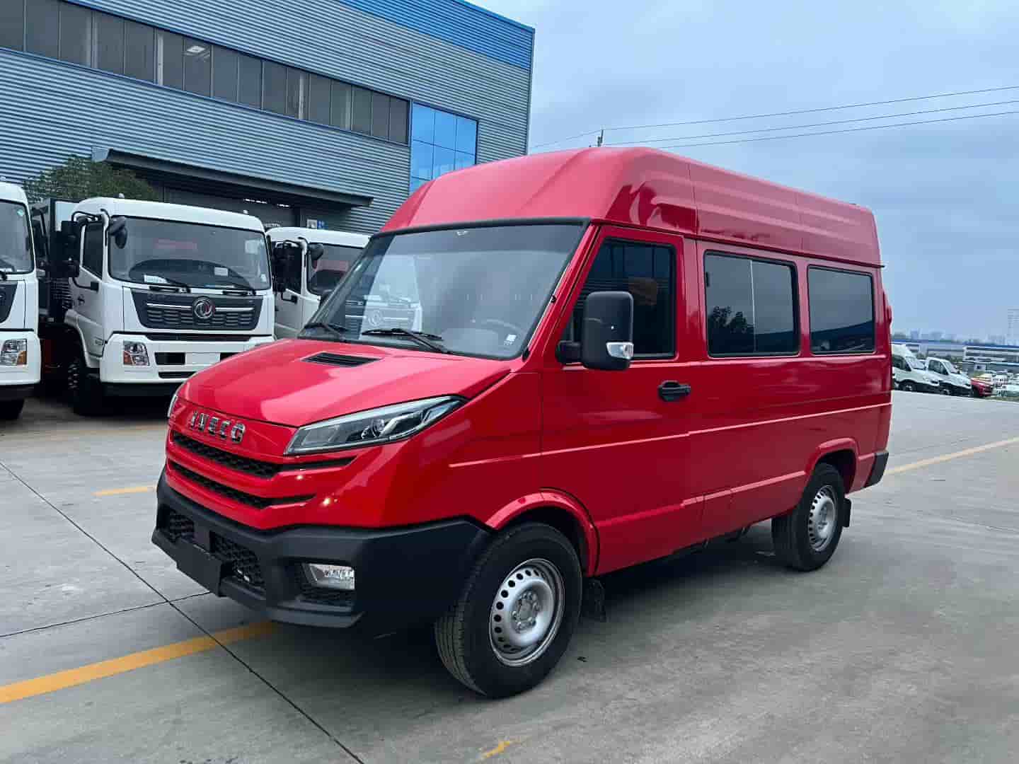 依维柯得意9人运兵车