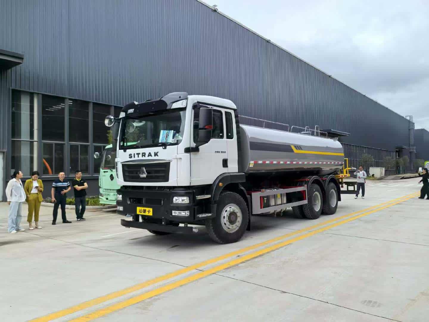重汽汕德卡后双桥洒水车