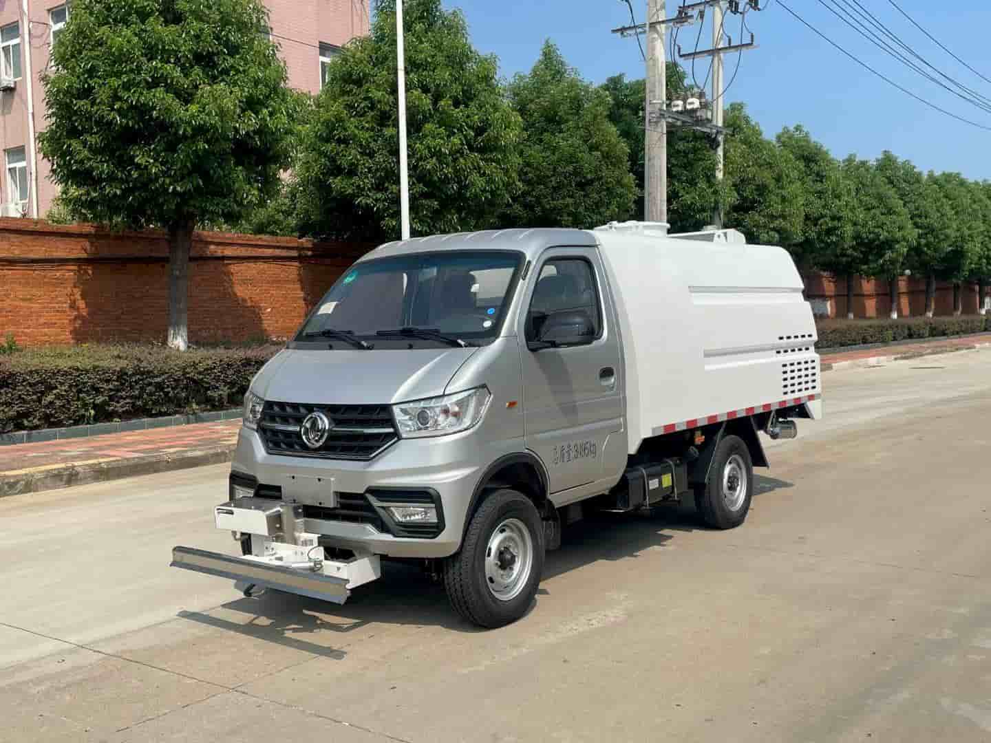 东风小康路面清洗养护车