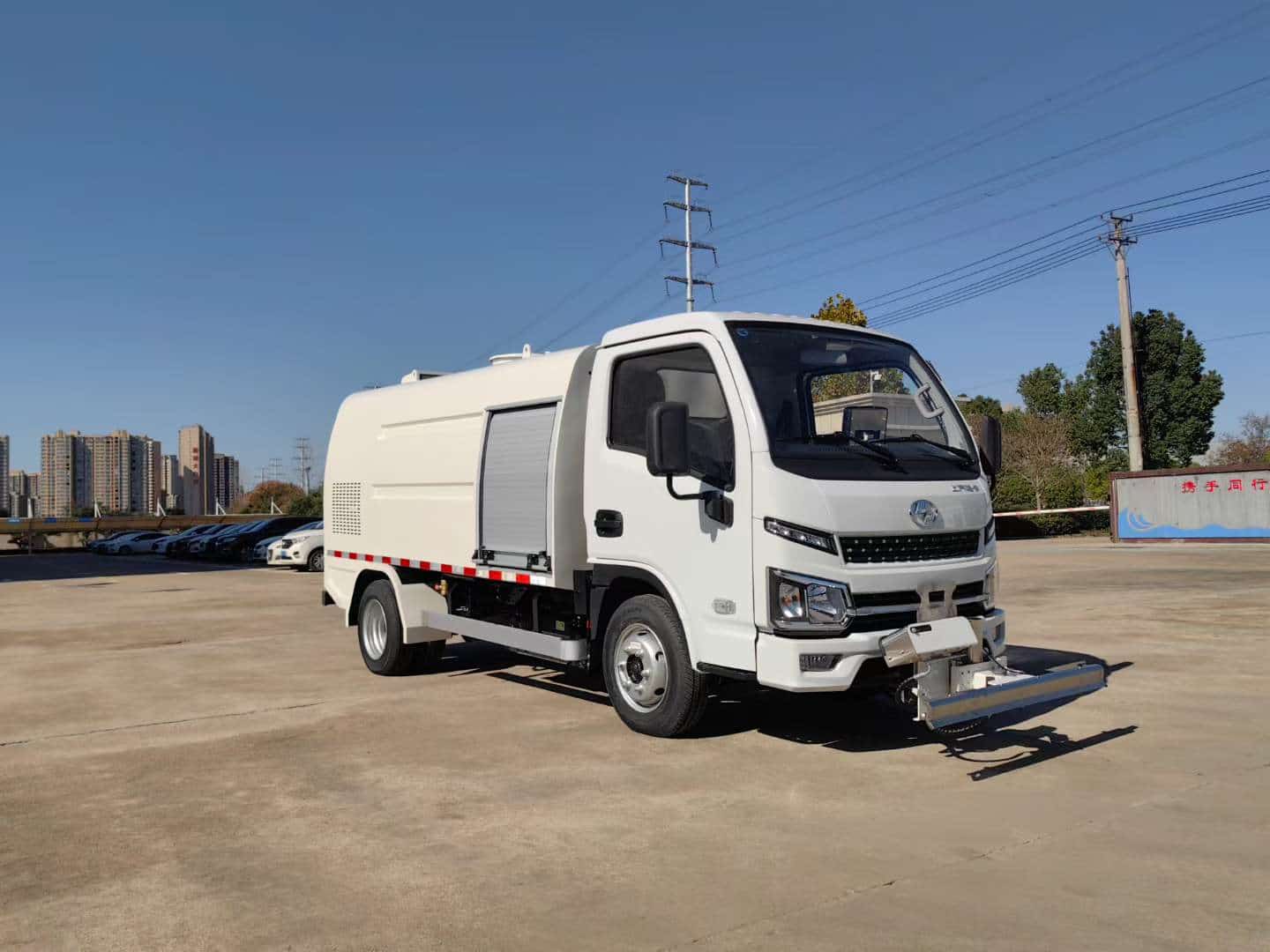 上汽4.5T电动路面清洗养护车