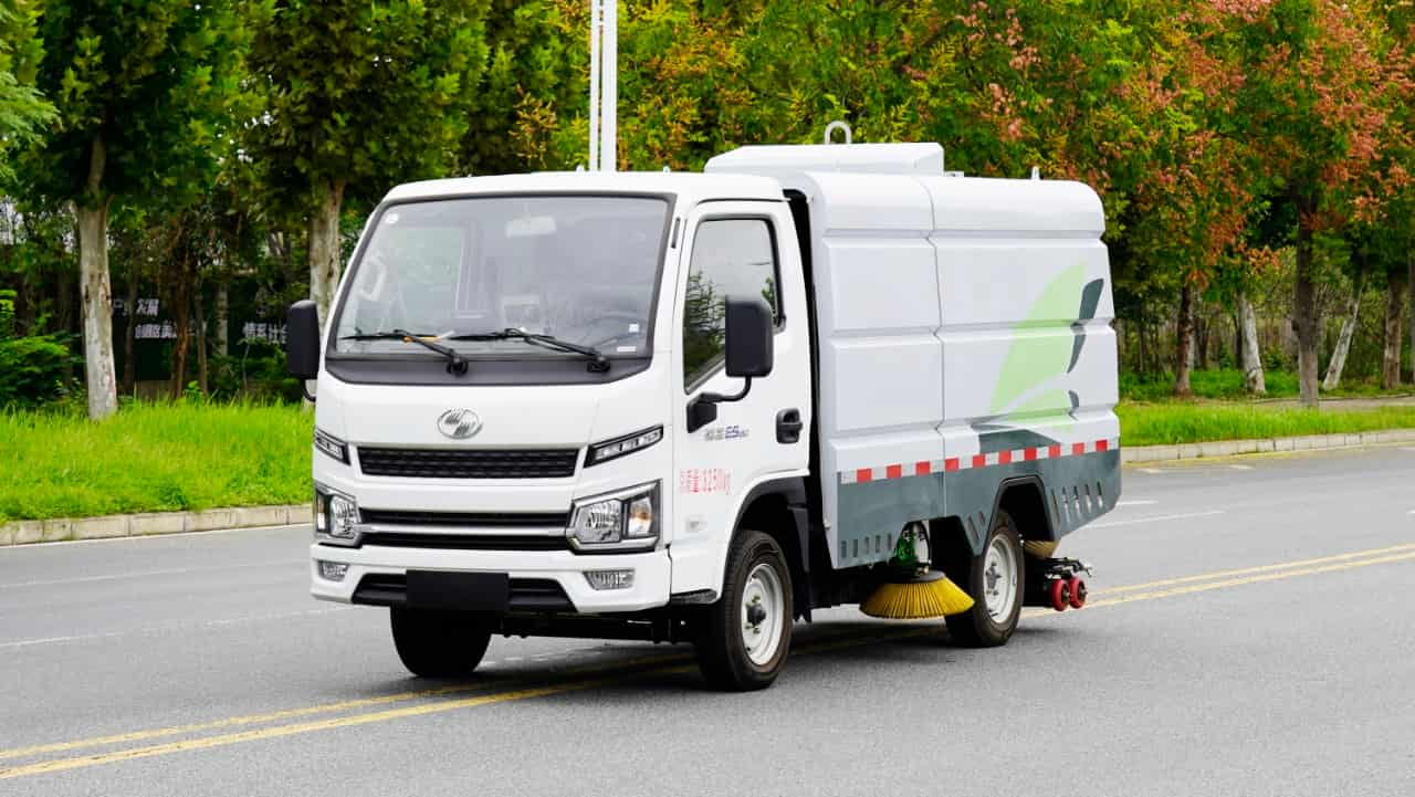 上汽跃进纯电动洗扫车