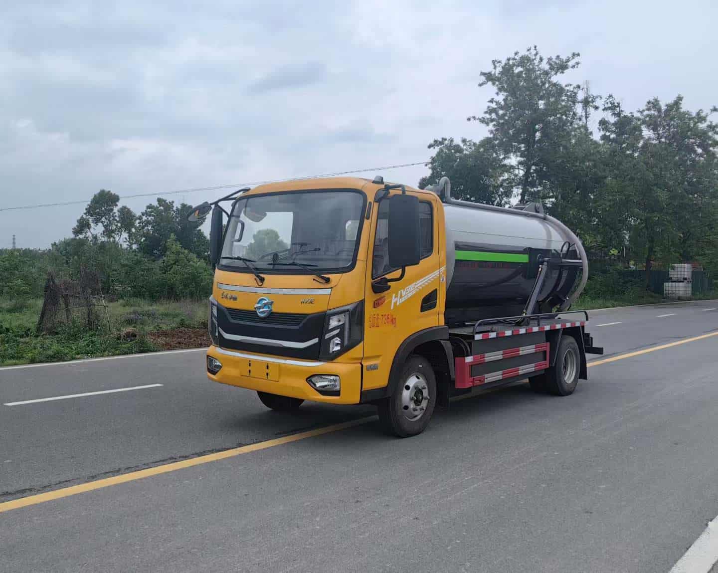 东风华神纯电动吸污车
